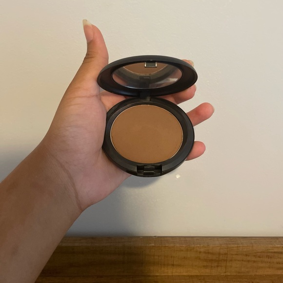 MAC Blotting Powder - Picture 2 of 3